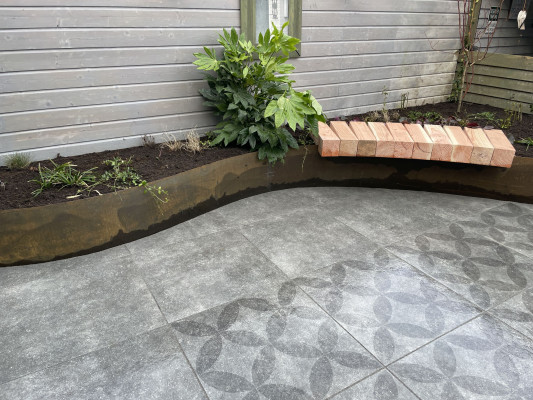 Verhoogde beplanting, omkaderd door Cortenstaal