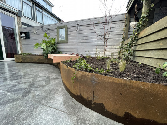 Verhoogde beplanting, omkaderd door Cortenstaal